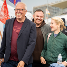 Afbeelding in Gallery-weergave laden, Bordeaux T-shirt met Rood Hart - M-model